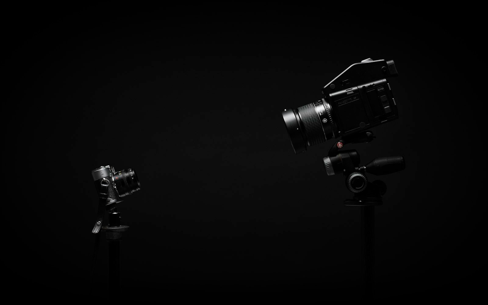 Black and gray DSLR camera
