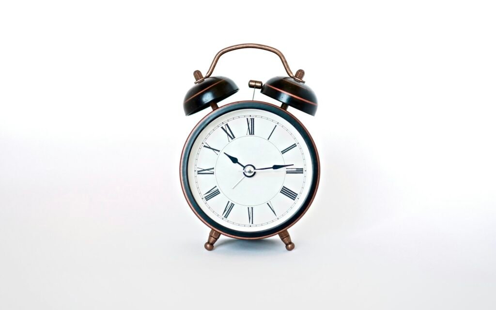 Round black and white analog alarm clock